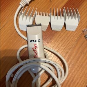 Wahl Peanuts clippers with attachments shown.